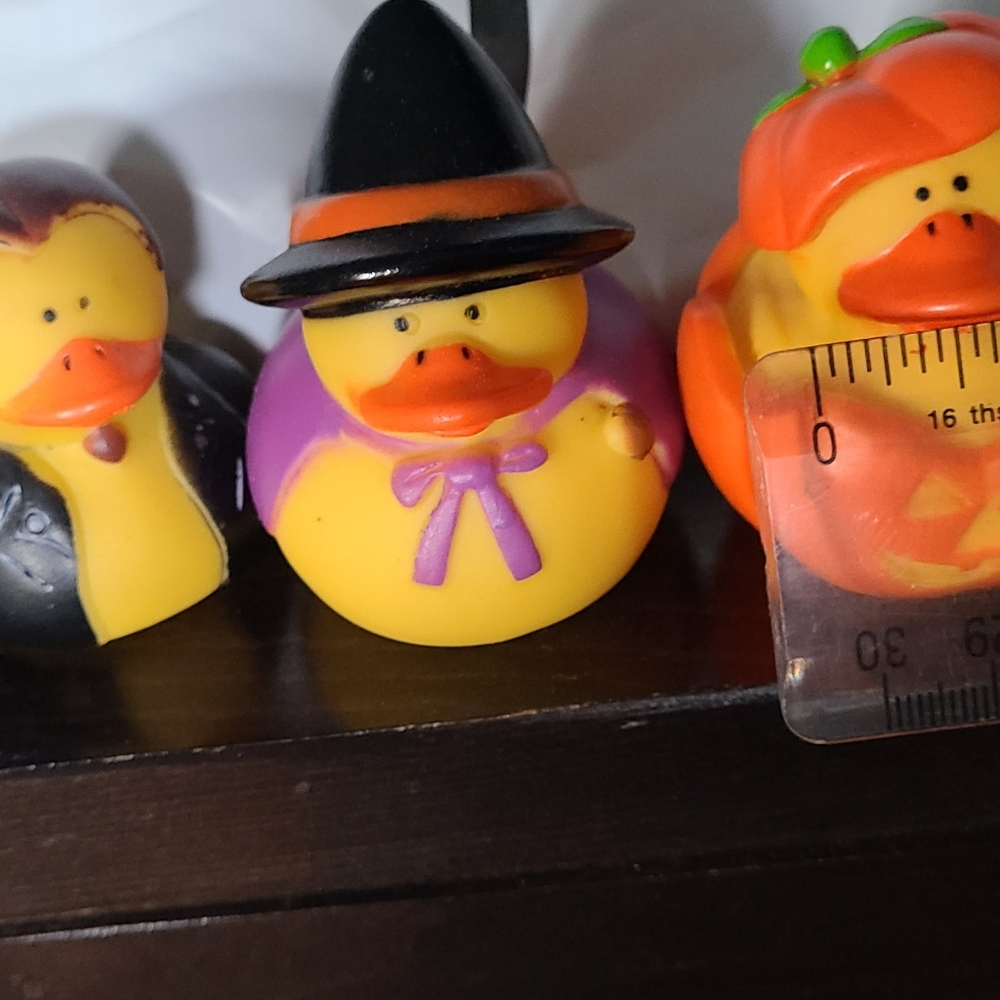 Lot Of 5 RUBBER DUCKIES - Picture 2 of 8